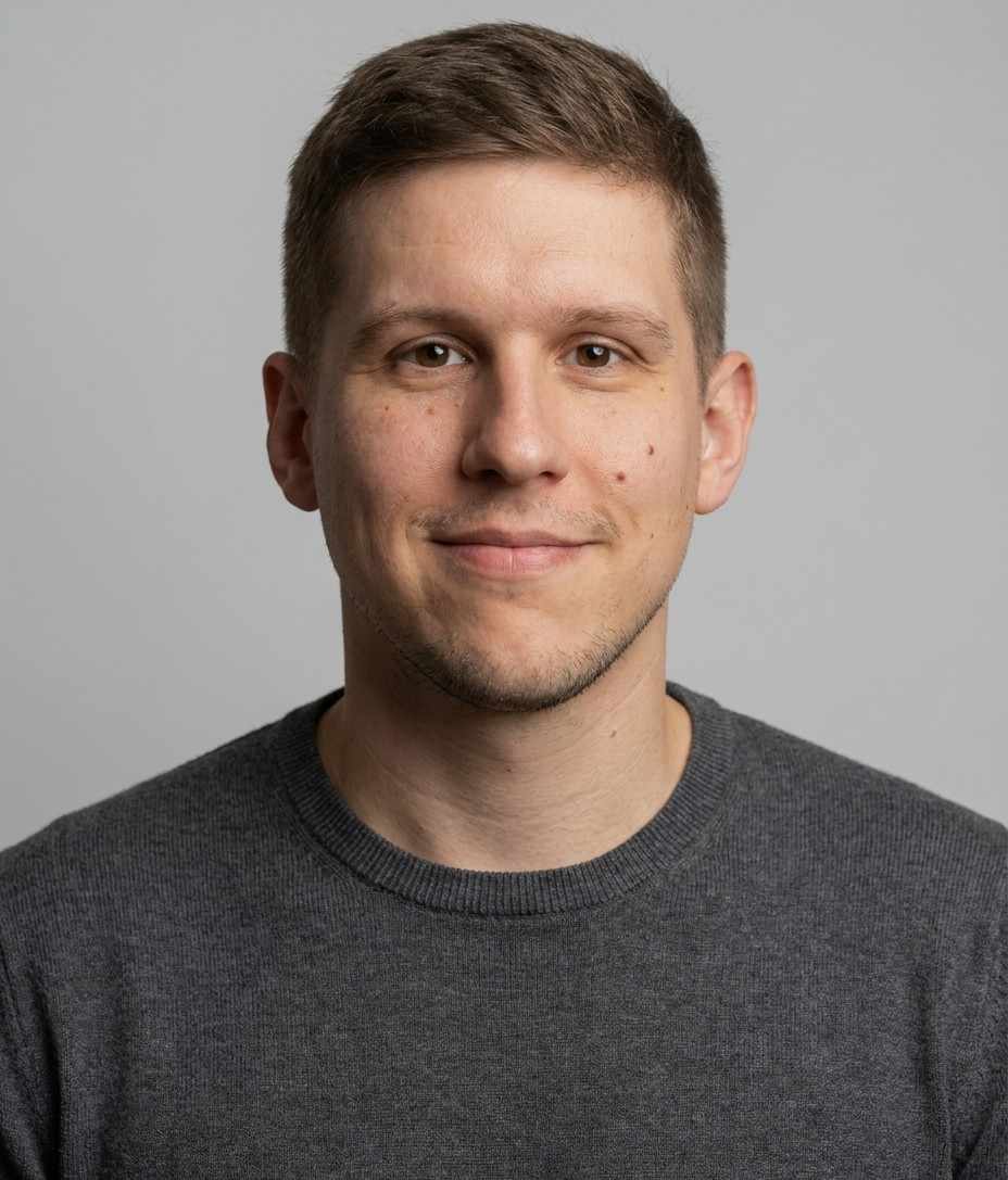 Portrait of Julian Bleß against a light grey background